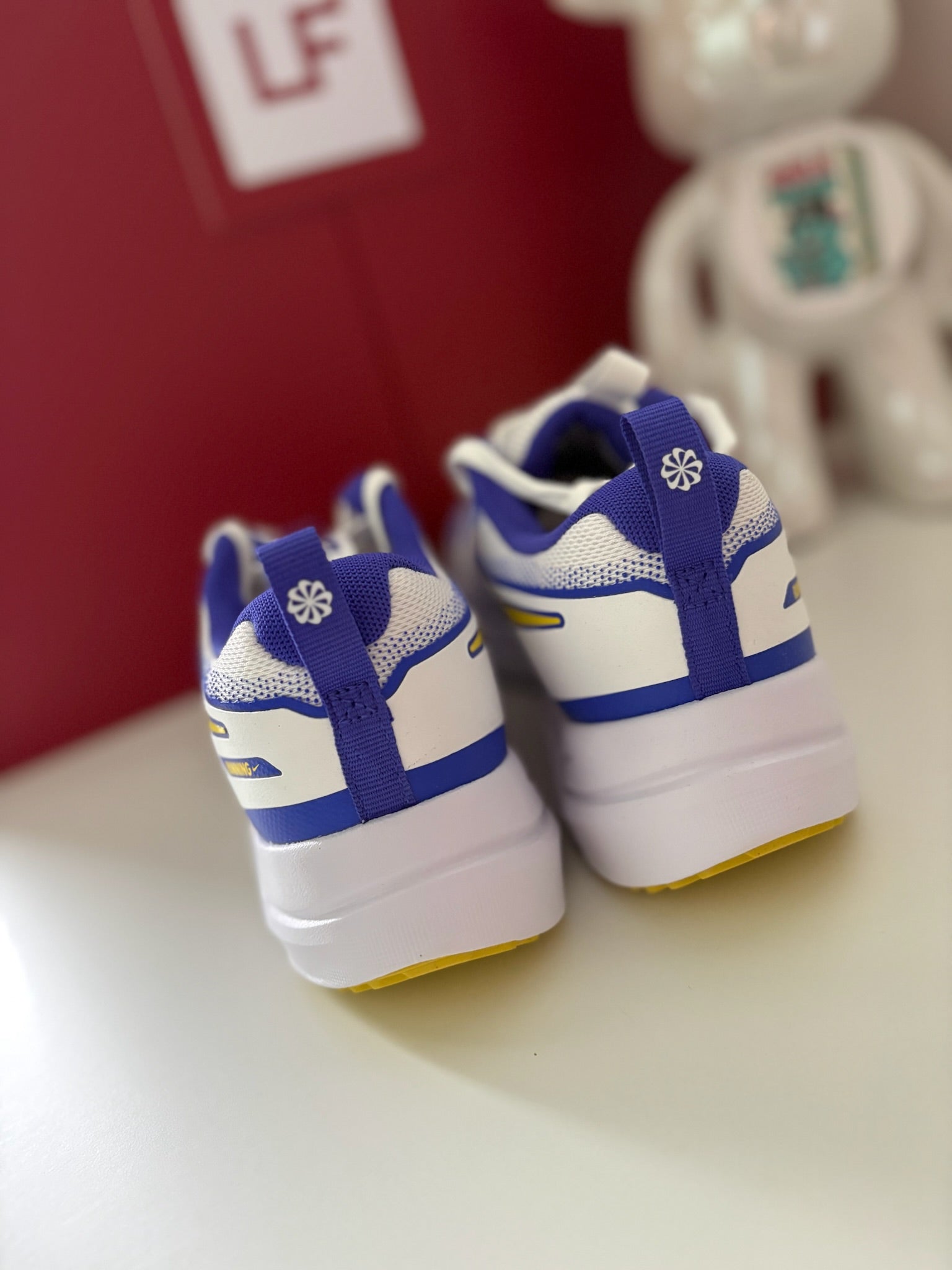 Nike Cosmic Runner GS Trainers Size UK 4.5 Youth EU 37.5 US 5Y White Blue Yellow